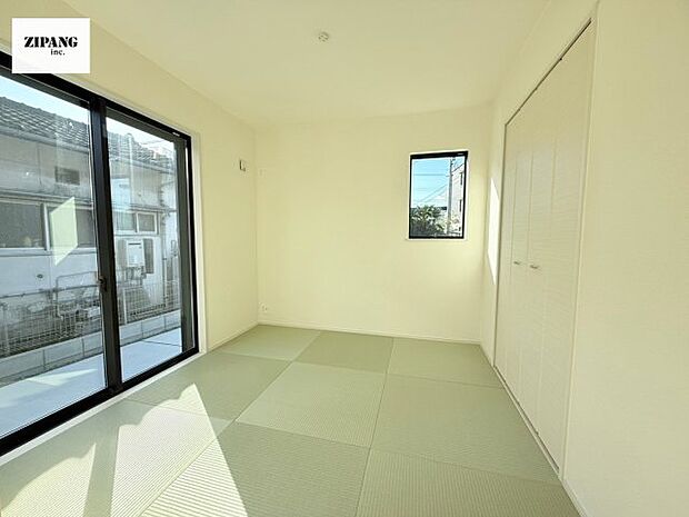 【和室】【和室】リビング続きの和室は市松畳がお洒落な雰囲気を演出しています。家事やキッズスペース、来客時などあると便利な空間です。