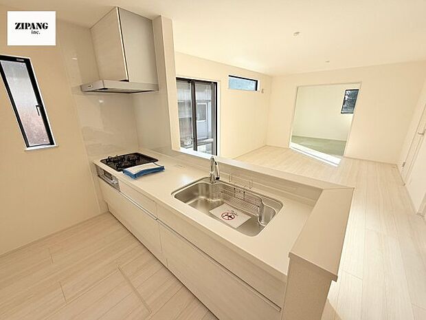 【キッチン】【キッチン】お子さんや家族と距離感近く料理が可能な対面式のシステムキッチンです。3口コンロのキッチンで料理をお楽しみください♪