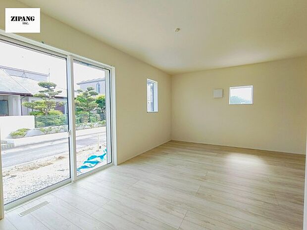 【居間・リビング】【リビング】キッチンと一体になったリビングはひろびろとしたくつろぎ空間を実現しています。 