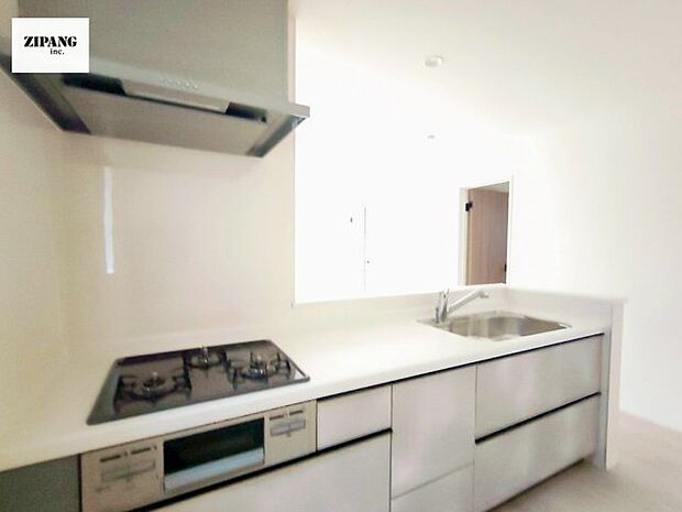 【キッチン】【キッチン】お子さまや家族と距離感近く料理が可能な対面式のシステムキッチンです。3口コンロのキッチンでお料理のレパートリーが増えそうです♪