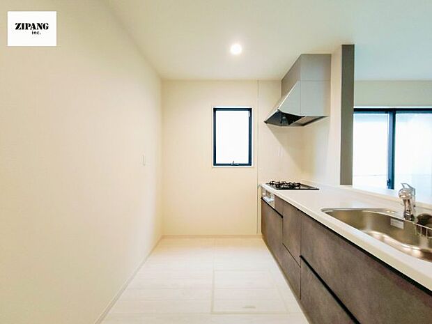 【キッチン】【キッチン】お子さまや家族と距離感近く料理が可能な対面式のシステムキッチンです。3口コンロのキッチンでお料理のレパートリーが増えそうです♪