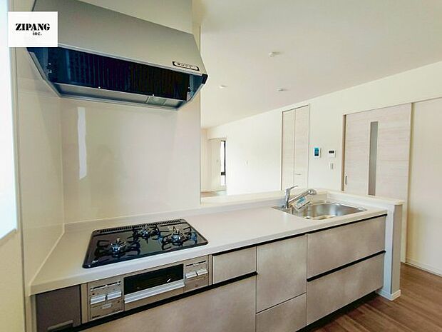 【キッチン】【キッチン】家族や７お客さまと距離感近く料理が可能な対面式のシステムキッチンです。3口コンロのキッチンでお料理のレパートリーが増えそうです♪ 