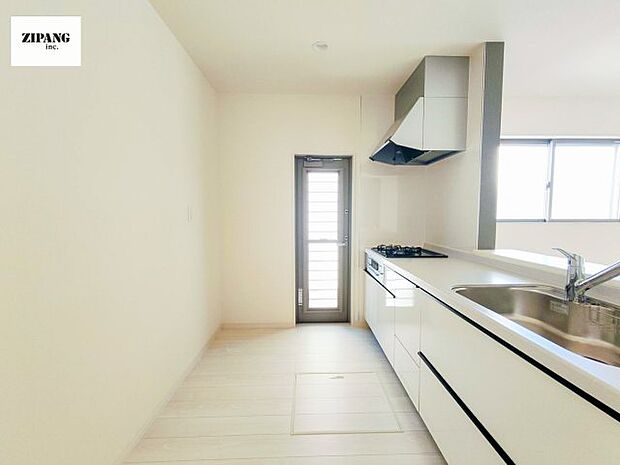 【キッチン】【キッチン】お子さまや家族と距離感近く料理が可能な対面式のシステムキッチンです。3口コンロのキッチンでお料理のレパートリーが増えそうです♪