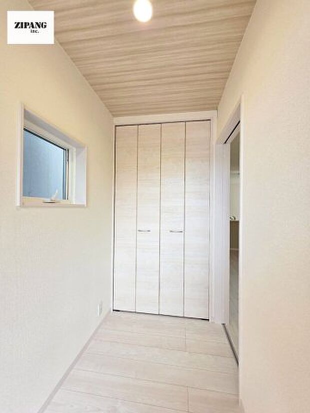 【玄関】【玄関】大容量の収納スペースは大家族でもらくらく収納可能です。