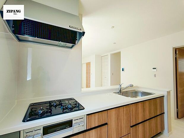 【キッチン】【キッチン】お子さまや家族と距離感近く料理が可能な対面式のシステムキッチンです。3口コンロのキッチンでお料理のレパートリーが増えそうです♪