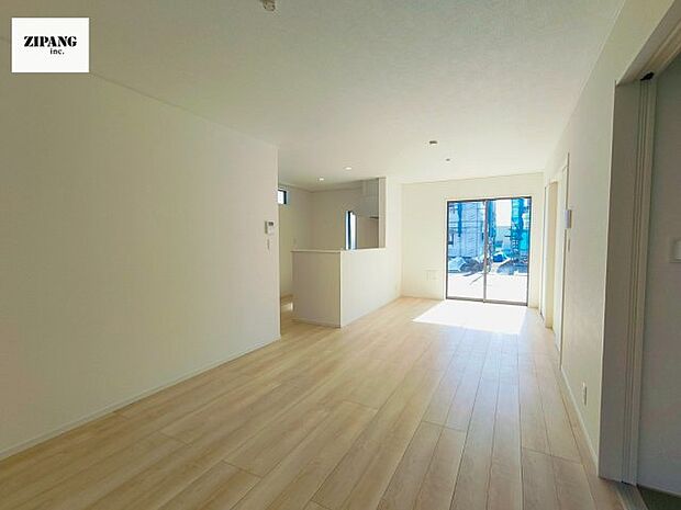 【居間・リビング】【リビング】キッチンと一体になったリビングはひろびろとしたくつろぎ空間を実現しています。 