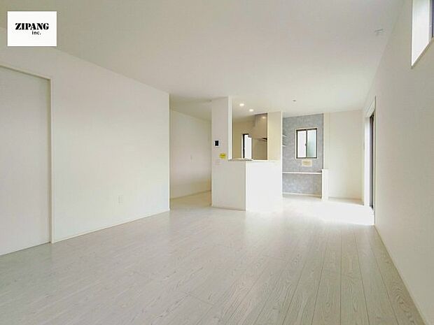 【居間・リビング】【リビング】キッチンと一体になったリビングはひろびろとしたくつろぎ空間を実現しています。 