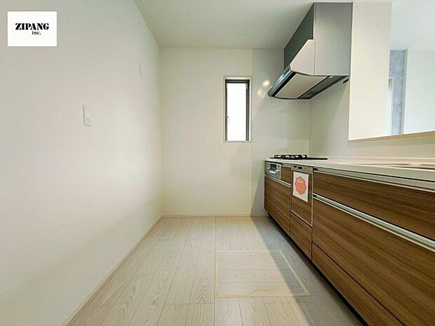 【キッチン】【キッチン】お子さまや家族と距離感近く料理が可能な対面式のシステムキッチンです。3口コンロのキッチンでお料理のレパートリーが増えそうです♪