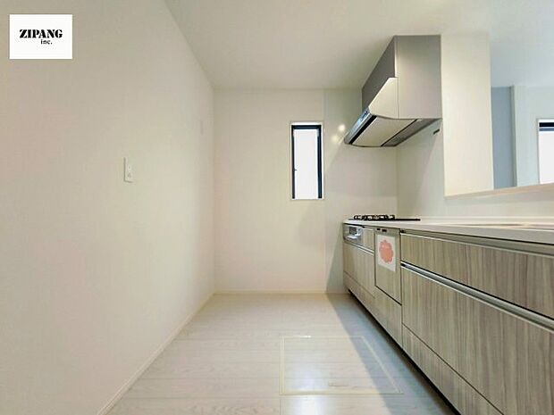 【キッチン】【キッチン】お子さまや家族と距離感近く料理が可能な対面式のシステムキッチンです。3口コンロのキッチンでお料理のレパートリーが増えそうです♪ 