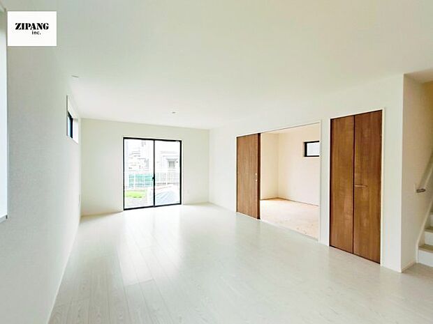 【居間・リビング】【リビング】キッチンと一体になったリビングはひろびろとしたくつろぎ空間を実現しています。