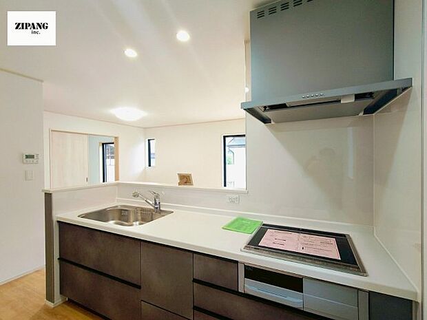 【キッチン】【キッチン】お子さまや家族と距離感近く料理が可能な対面式のシステムキッチンです。IHの3つ口コンロでお料理のレパートリーが増えそうです。