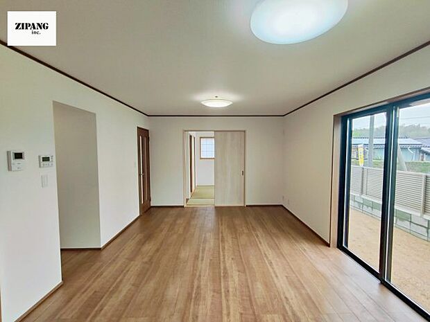 【居間・リビング】【リビング】キッチンと一体になったリビングはひろびろとしたくつろぎ空間を実現しています。