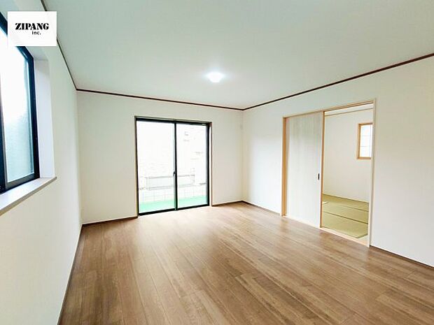 【居間・リビング】【リビング】キッチンと一体になったリビングはひろびろとしたくつろぎ空間を実現しています。 