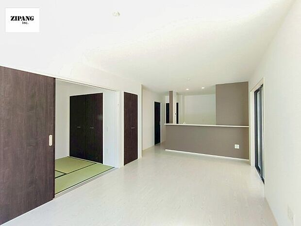 【居間・リビング】【リビング】キッチンと一体になったリビングはひろびろとしたくつろぎ空間を実現しています。 