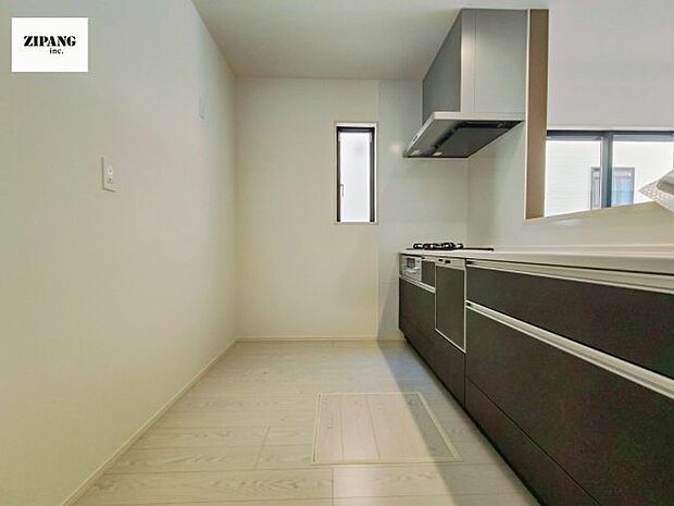 【キッチン】【キッチン】お子さまや家族と距離感近く料理が可能な対面式のシステムキッチンです。3口コンロのキッチンでお料理のレパートリーが増えそうです♪ 