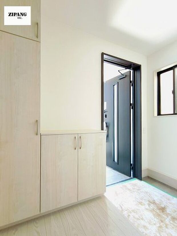 【玄関】【玄関】明るい玄関。大容量の収納スペースは大家族でもらくらく収納可能です。