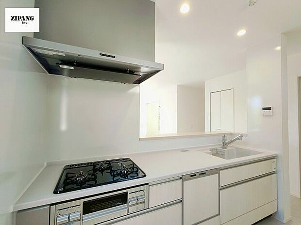 【キッチン】【キッチン】お子さまや家族と距離感近く料理が可能な対面式のシステムキッチンです。3口コンロのキッチンでお料理のレパートリーが増えそうです♪