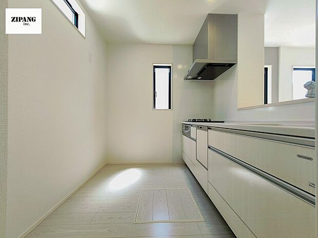 【キッチン】【キッチン】お子さまや家族と距離感近く料理が可能な対面式のシステムキッチンです。3口コンロのキッチンでお料理のレパートリーが増えそうです♪