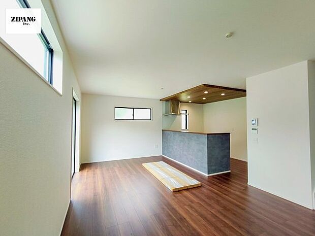 【居間・リビング】【リビング】キッチンと一体になったリビングはひろびろとしたくつろぎ空間を実現しています。