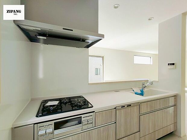 【キッチン】【キッチン】お子さまや家族と距離感近く料理が可能な対面式のシステムキッチンです。3口コンロのキッチンで料理をお楽しみください♪