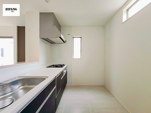 【キッチン】【キッチン】お子さまや家族と距離感近く料理が可能な対面式のシステムキッチンです。3口コンロのキッチンでお料理のレパートリーが増えそうです♪