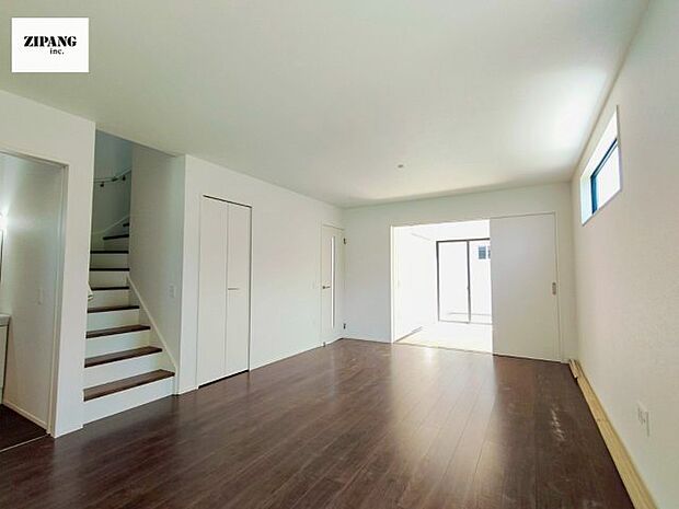 【居間・リビング】【リビング】キッチンと一体になったリビングはひろびろとしたくつろぎ空間を実現しています。 