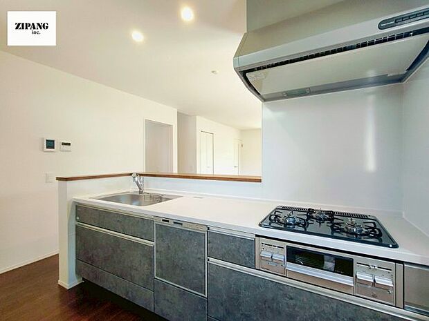 【キッチン】【キッチン】お子さまや家族と距離感近く料理が可能な対面式のシステムキッチンです。3口コンロのキッチンでお料理のレパートリーが増えそうです♪ 