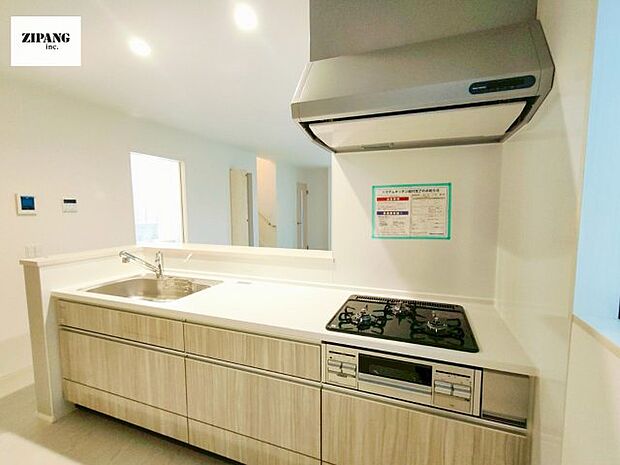 【キッチン】【キッチン】お子さまや家族と距離感近く料理が可能な対面式のシステムキッチンです。3口コンロのキッチンでお料理のレパートリーが増えそうです♪ 