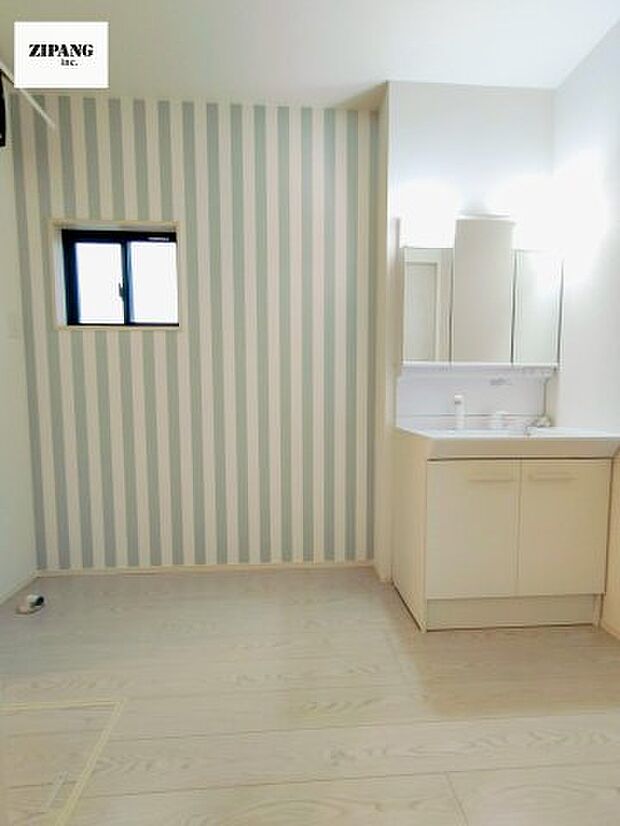 【独立洗面台】【洗面化粧台】三面鏡付きの洗面化粧台。曇り止め付きのミラーキャビネットを採用。ミラーの内側は収納になっており歯磨きセットなどの保管に便利です。