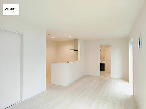 【居間・リビング】【リビング】キッチンと一体になったリビングはひろびろとしたくつろぎ空間を実現しています。 