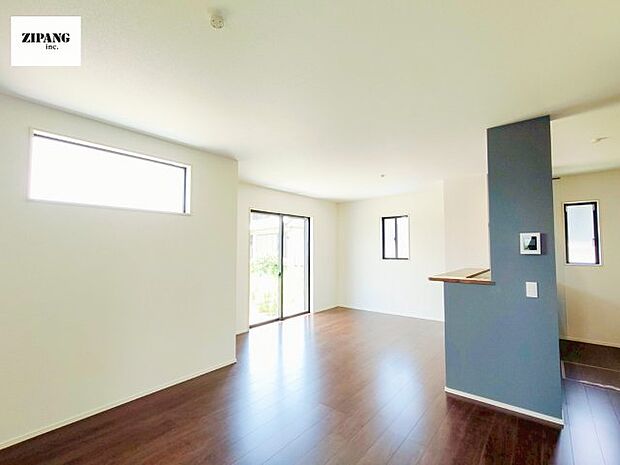 【居間・リビング】【リビング】キッチンと一体になったリビングはひろびろとしたくつろぎ空間を実現しています。 