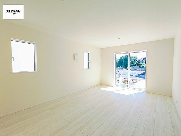 【居間・リビング】【リビング】キッチンと一体になったリビングはひろびろとしたくつろぎ空間を実現しています。 モデル家具設置中!家具配置の参考になります♪