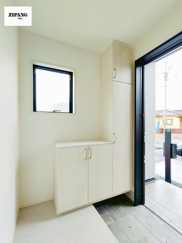 【玄関】【玄関】玄関に窓があるとお家全体が明るい印象を受けます。シューズインクロークがあるのでベビーカーや雨具も整理できます。