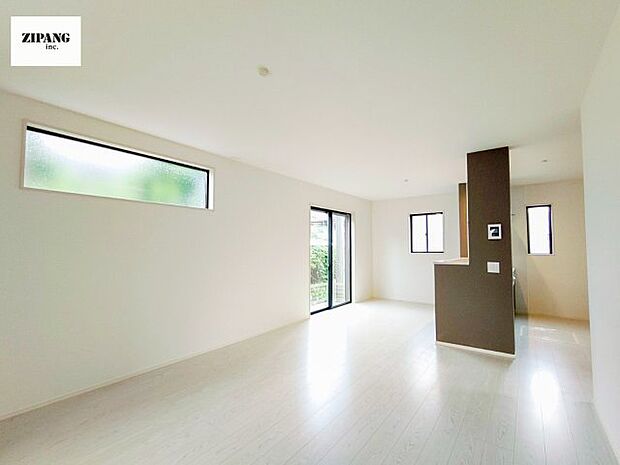 【居間・リビング】【リビング】キッチンと一体になったリビングはひろびろとしたくつろぎ空間を実現しています。 