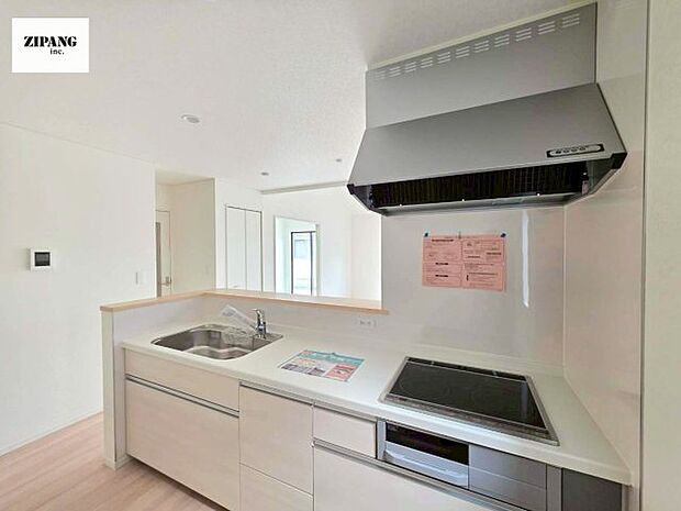 【キッチン】【キッチン】家族と距離感近く料理が可能な対面式のシステムキッチンです。3つ口IHコンロでお料理のレパートリーが増えそうです。