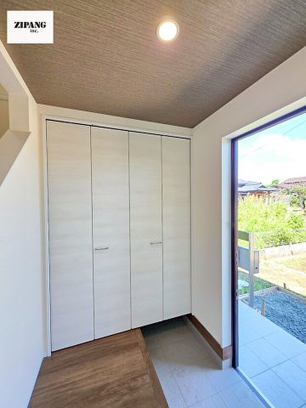 【玄関】【玄関】明るい玄関。大容量の収納スペースは大家族でもらくらく収納可能です。 