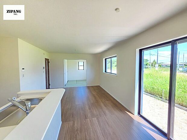 【居間・リビング】【リビング】キッチンと一体になったリビングはひろびろとしたくつろぎ空間を実現しています。 