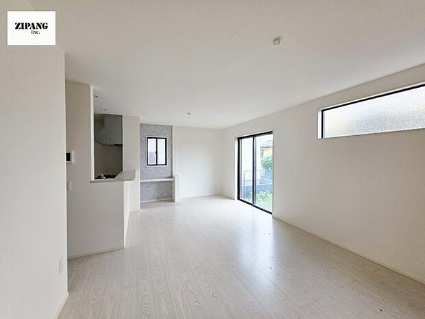 【居間・リビング】【リビング】キッチンと一体になったリビングはひろびろとしたくつろぎ空間を実現しています。