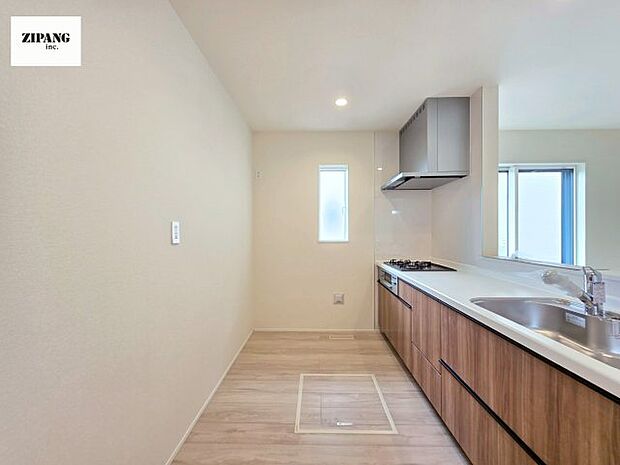 【キッチン】【キッチン】お子さまや家族と距離感近く料理が可能な対面式のシステムキッチンです。3口コンロのキッチンでお料理のレパートリーが増えそうです♪