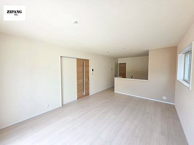 【居間・リビング】【リビング】キッチンと一体になったリビングはひろびろとしたくつろぎ空間を実現しています。