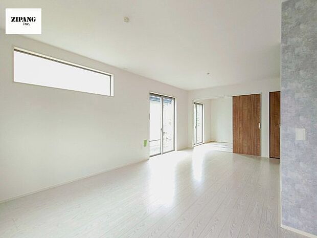 【居間・リビング】【リビング】キッチンと一体になったリビングはひろびろとしたくつろぎ空間を実現しています。