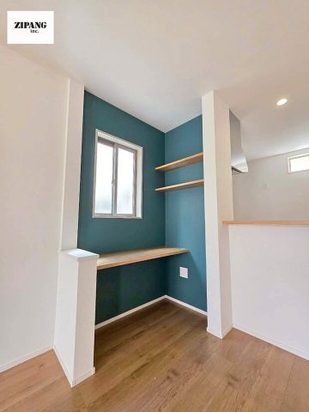 【居間・リビング】【スタディカウンター】リビングの一角に設置されたカウンターは、お子様の勉強や家事ワークスペースに好評です。 