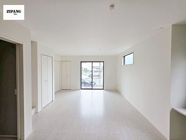 【居間・リビング】【リビング】キッチンと一体になったリビングはひろびろとしたくつろぎ空間を実現しています。