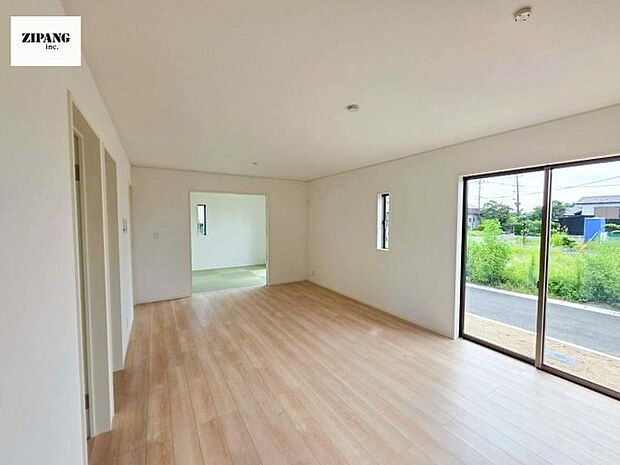 【居間・リビング】【リビング】キッチンと一体になったリビングはひろびろとしたくつろぎ空間を実現しています。 