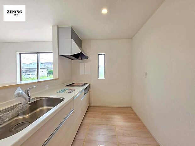 【キッチン】【キッチン】家族と距離感近く料理が可能な対面式のシステムキッチンです。3つ口IHコンロでお料理のレパートリーが増えそうです。