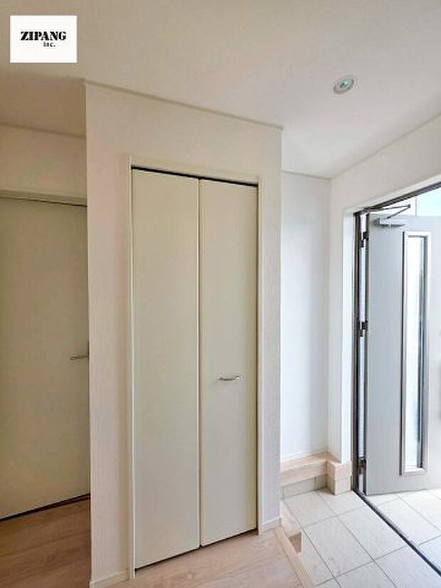 【玄関】【玄関】明るくすっきりした玄関が家族やお客さまを迎えてくれます。玄関タイルはお掃除しやすく清潔を保てます♪ 