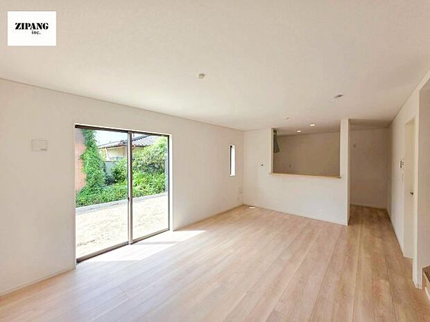 【居間・リビング】【リビング】キッチンと一体になったリビングはひろびろとしたくつろぎ空間を実現しています。 