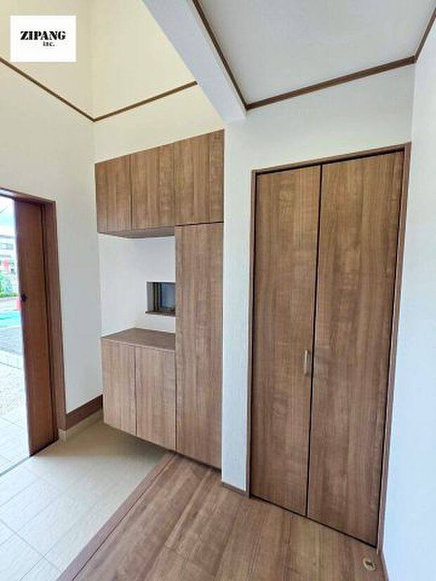 【玄関】【玄関】玄関に窓があるとお家全体が明るい印象を受けます。大容量の玄関収納はありがたいですね。