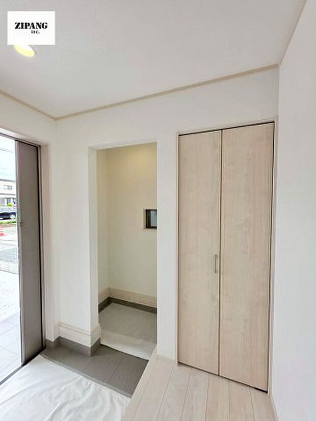 【玄関】【シューズインクローク】玄関脇の奥行きがあるスペースは靴を履いたまま雨具やベビーカーを片付けられます。