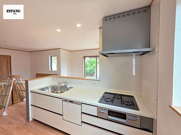 【キッチン】【キッチン】お子さまや家族と距離感近く料理が可能な対面式のシステムキッチンです。3口コンロのキッチンでお料理のレパートリーが増えそうです♪